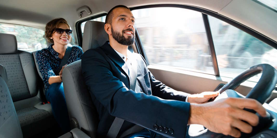 Chauffeur LOTI avec une cliente à l'arrière de son véhicule